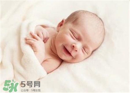 寶寶驚跳是什么癥狀？寶寶驚跳反應(yīng)怎么安撫？