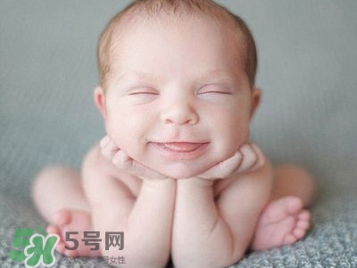 寶寶剛出生可以喝奶粉嗎？剛出生的寶寶喝多少奶粉？