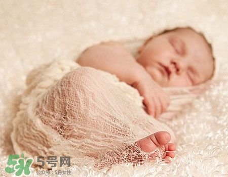 寶寶剛出生可以喝奶粉嗎？剛出生的寶寶喝多少奶粉？