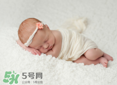 寶寶驚跳是什么癥狀？寶寶驚跳反應(yīng)怎么安撫？