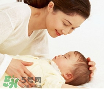 寶寶驚跳是什么癥狀？寶寶驚跳反應(yīng)怎么安撫？