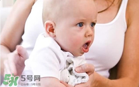 新生兒吐奶是什么原因？新生兒吐奶從鼻子出來(lái)怎么回事？