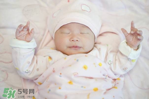 寶寶剛出生可以喝奶粉嗎？剛出生的寶寶喝多少奶粉？