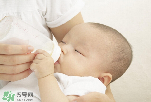 新生兒吐奶是什么原因？新生兒吐奶從鼻子出來怎么回事？
