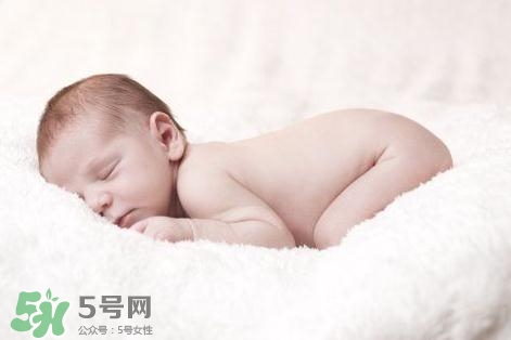 寶寶驚跳是什么癥狀？寶寶驚跳反應(yīng)怎么安撫？