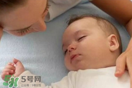寶寶驚跳反應(yīng)什么時(shí)候消失？寶寶驚跳反射太頻繁怎么辦？