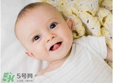 寶寶剛出生可以喝奶粉嗎？剛出生的寶寶喝多少奶粉？