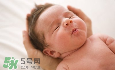新生兒吐奶是什么原因？新生兒吐奶從鼻子出來怎么回事？