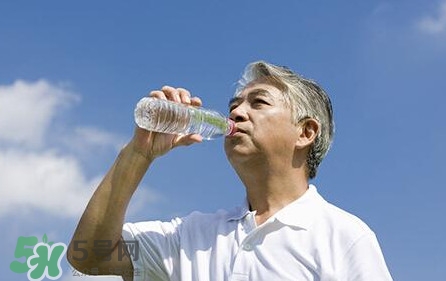國家飲用水標準是什么？飲用水和礦泉水的區(qū)別