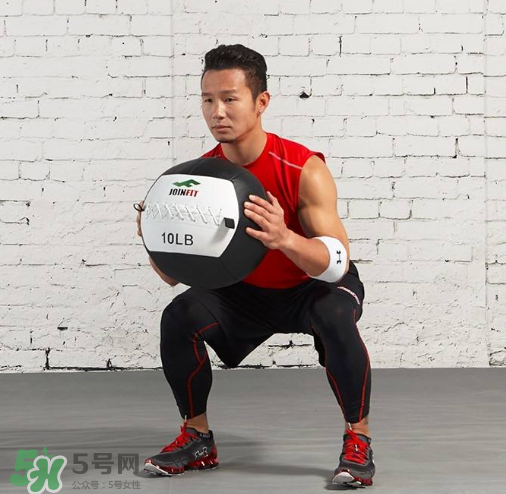 藥球深蹲怎么做？藥球深蹲訓(xùn)練方法