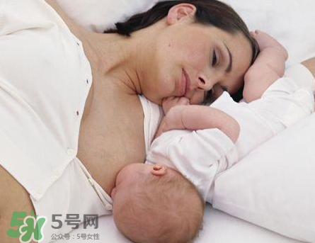 新生兒嗜睡吃奶量少要緊嗎？新生兒吃奶量少怎么辦？