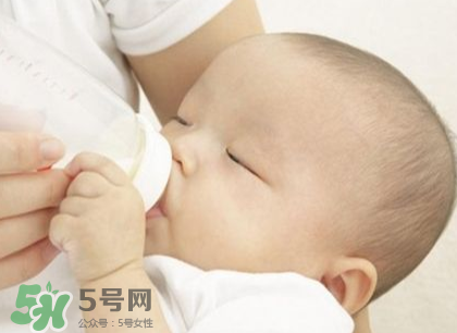 新生兒嗜睡吃奶量少要緊嗎？新生兒吃奶量少怎么辦？