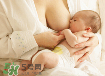 新生兒嗜睡吃奶量少要緊嗎？新生兒吃奶量少怎么辦？