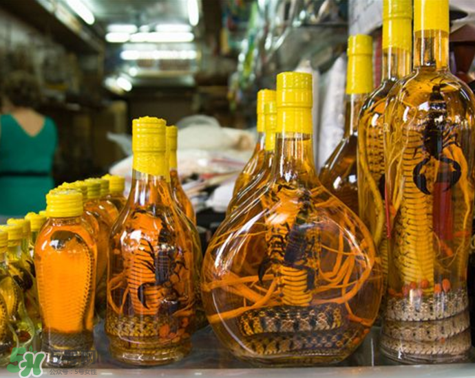 毒蛇泡在酒里為什么不死？毒蛇泡酒不死是什么原因？
