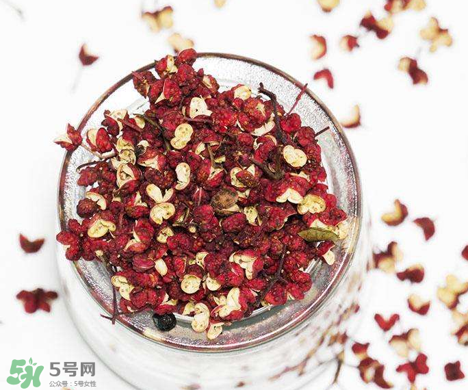 花椒泡腳能治白發(fā)嗎？花椒泡腳白發(fā)能轉黑嗎？