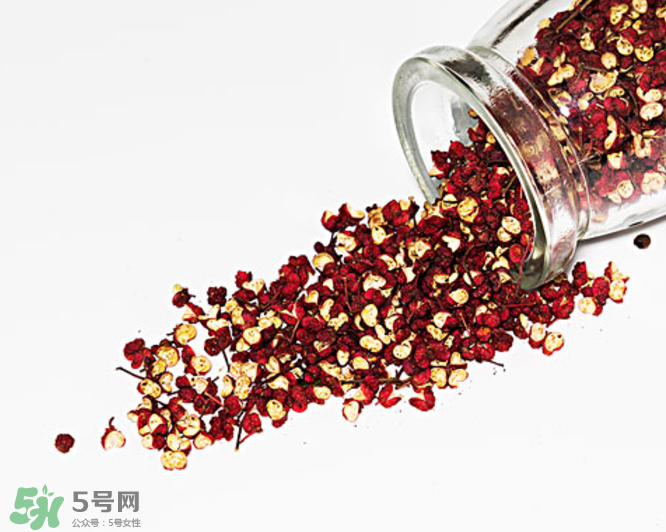 花椒泡腳能治白發(fā)嗎？花椒泡腳白發(fā)能轉黑嗎？
