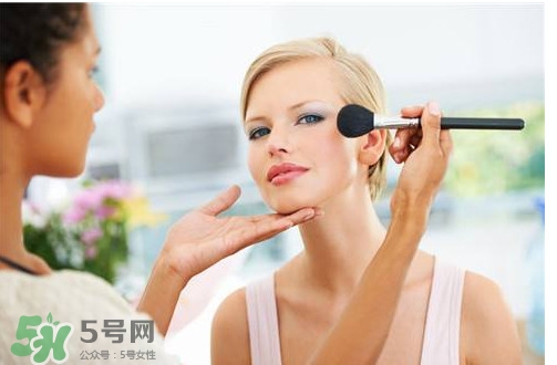 哺乳期可以化妝嗎？哺乳期化妝對(duì)寶寶有影響嗎？