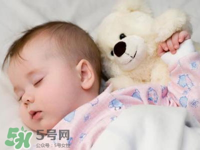 寶寶睡覺出汗多還要蓋被嗎？寶寶睡覺出汗多怎么辦？
