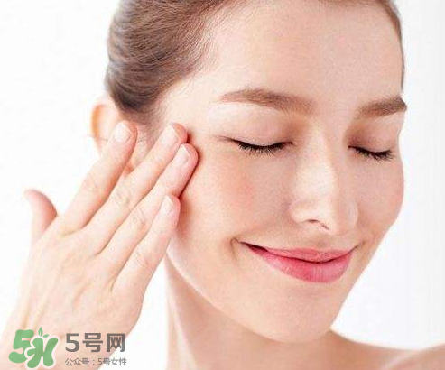 光擦保濕型化妝水就能有效保濕?怎樣正確的使用化妝水？