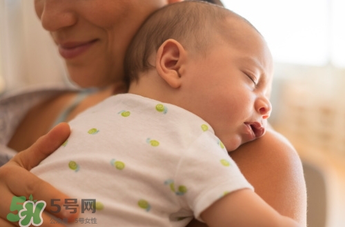 寶寶晚上哭鬧是怎么回事？寶寶晚上哭鬧不睡覺(jué)怎么辦？