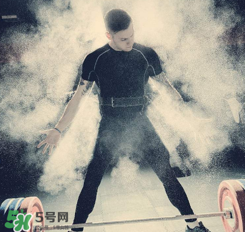 硬拉能練腹肌嗎？硬拉可以練腹肌嗎？