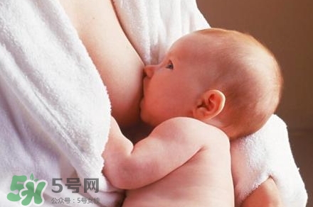 母乳喂養(yǎng)的寶寶大便怎樣正常？母乳喂養(yǎng)的寶寶需要補(bǔ)鈣嗎？