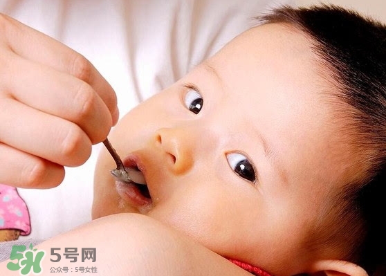母乳喂養(yǎng)胸部會變形嗎？如何避免產(chǎn)后乳房變形？