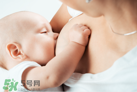 母乳喂養(yǎng)胸部會變形嗎？如何避免產(chǎn)后乳房變形？