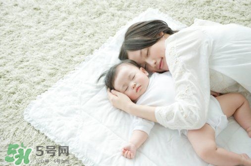 寶寶晚上哭鬧是怎么回事？寶寶晚上哭鬧不睡覺(jué)怎么辦？