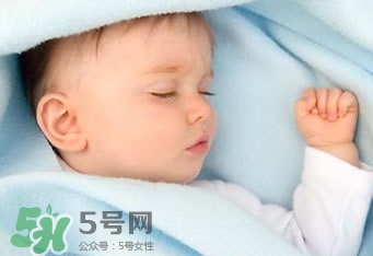寶寶睡覺出汗多還要蓋被嗎？寶寶睡覺出汗多怎么辦？