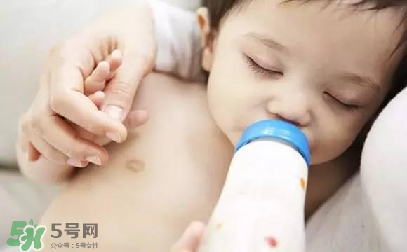 寶寶睡覺吃奶好嗎？寶寶睡覺吃奶怎么辦？