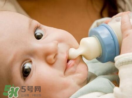 寶寶睡覺吃奶好嗎？寶寶睡覺吃奶怎么辦？