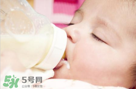 寶寶睡覺(jué)吃奶好嗎？寶寶睡覺(jué)吃奶怎么辦？