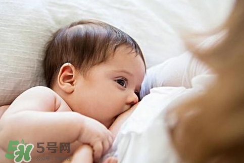 母乳喂養(yǎng)胸部會變形嗎？如何避免產(chǎn)后乳房變形？