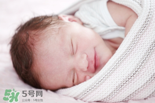 寶寶睡覺頭出汗是熱嗎？寶寶睡覺頭出汗是怎么回事？