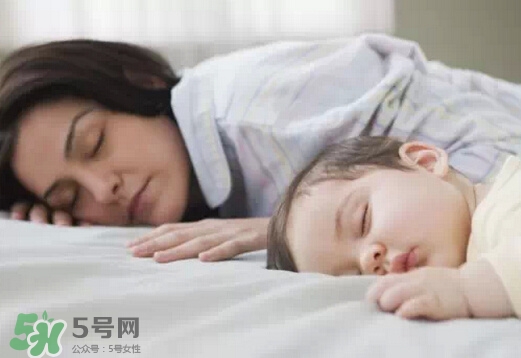 寶寶睡覺(jué)出汗多是什么原因？寶寶睡覺(jué)的常見(jiàn)誤區(qū)