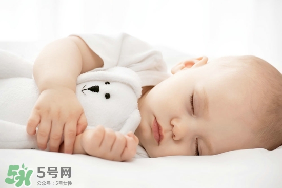 寶寶睡覺突然大哭是什么原因？寶寶睡覺突然哭醒怎么辦？