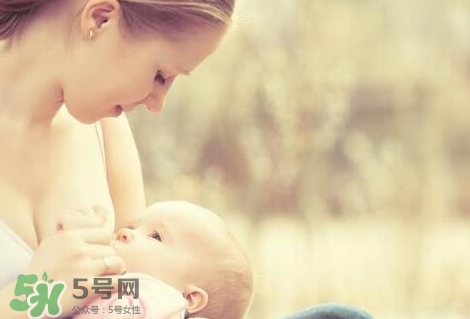 母乳喂養(yǎng)的寶寶大便怎樣正常？母乳喂養(yǎng)的寶寶需要補(bǔ)鈣嗎？