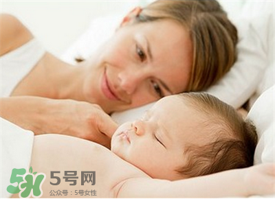 寶寶睡覺(jué)出汗多是什么原因？寶寶睡覺(jué)的常見(jiàn)誤區(qū)
