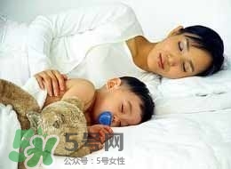 寶寶睡覺(jué)出汗多是什么原因？寶寶睡覺(jué)的常見(jiàn)誤區(qū)