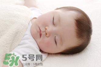 寶寶睡覺出汗多還要蓋被嗎？寶寶睡覺出汗多怎么辦？