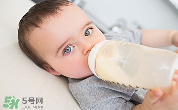 寶寶睡覺(jué)吃奶好嗎？寶寶睡覺(jué)吃奶怎么辦？