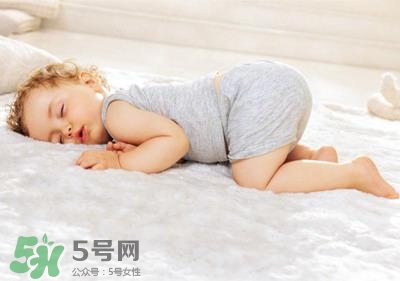 剛出生的寶寶需要枕頭嗎？新生兒需要枕頭定型嗎？