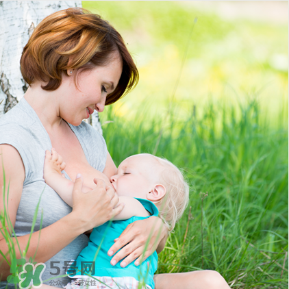 母乳喂養(yǎng)胸部會變形嗎？如何避免產(chǎn)后乳房變形？