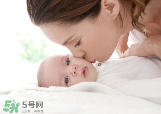 新生兒獨自睡覺好嗎？新生兒要跟父母睡嗎？