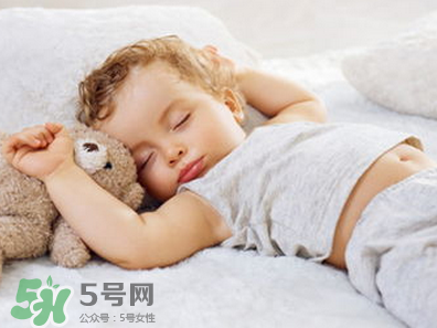 寶寶睡覺(jué)出汗多是什么原因？寶寶睡覺(jué)的常見(jiàn)誤區(qū)