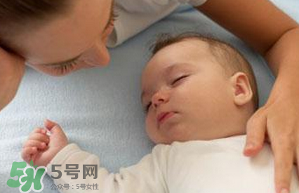 寶寶睡覺搖頭怎么回事？寶寶睡覺搖頭是缺鈣嗎？