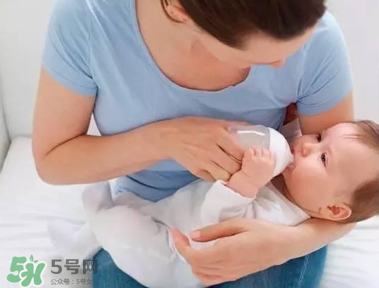 母乳喂養(yǎng)的寶寶需要喂水嗎？母乳喂養(yǎng)的重要性