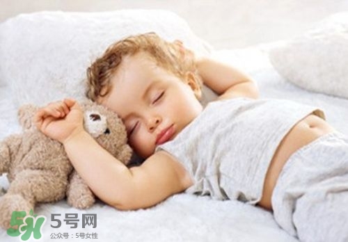 寶寶睡覺頭出汗是熱嗎？寶寶睡覺頭出汗是怎么回事？