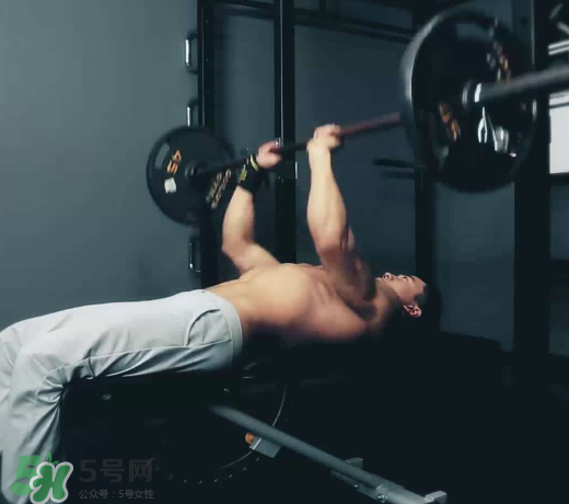 臥推多少公斤合格？臥推高手重量曝光